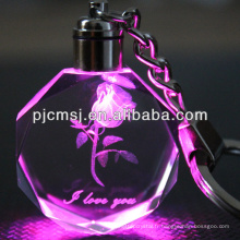 Keychain rose de cristal avec la lumière menée pour des souvenirs de mariage